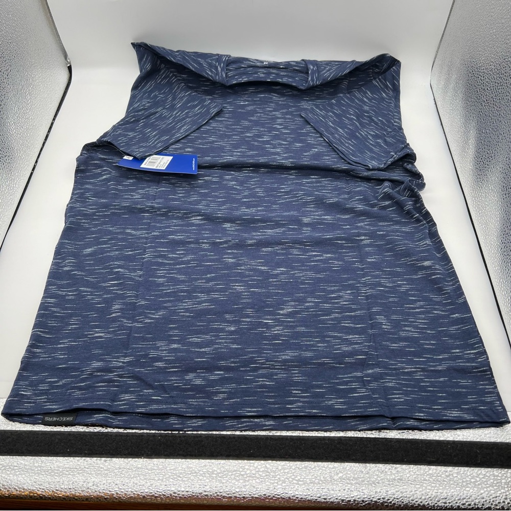 Skechers V-Neck Men Tee. Size M. Navy/White. NWT